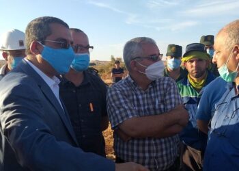 حكار يتفقد مكان التسرب النفطي بأم الطيور