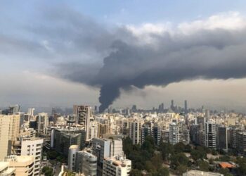 حريق ضخم في مرفأ بيروت