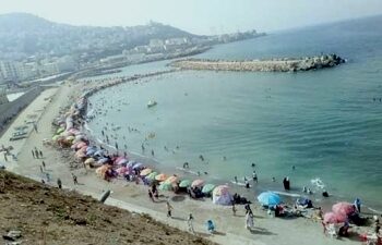 شاطئ «الرميلة» بباب الوادي.. سماسرة الشواطئ ينغصّون فرحة المصطافين