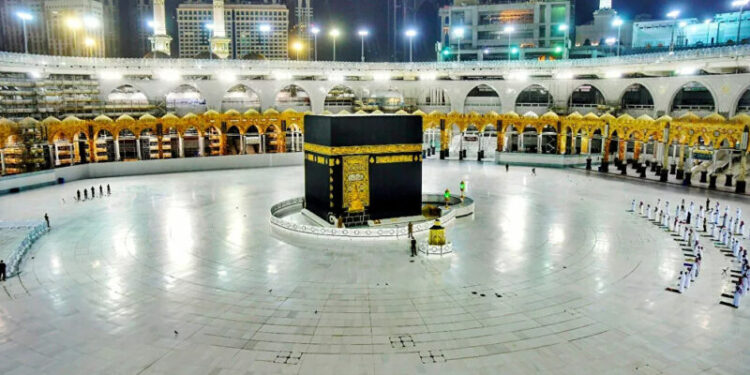 أول صلاة جمعة بالمسجد الحرام