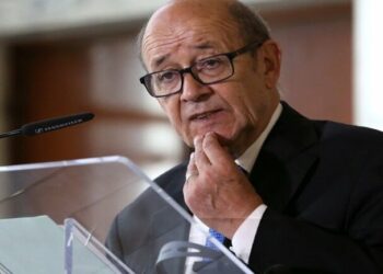 فرنسا تطالب الدول الإسلامية بعدم مقاطعة منتجاتها