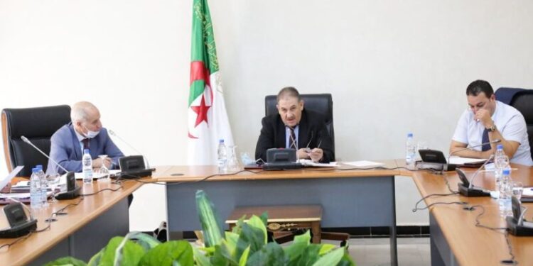 اللجنة القانونية في مجلس الأمة تستمع للسيناتور شنتوف