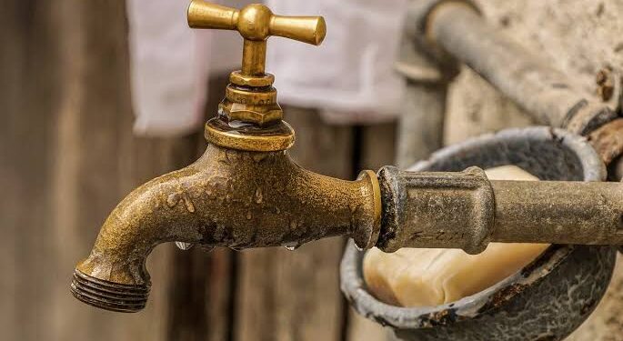 براقي يناقش ملف أزمة المياه مع مدرائه