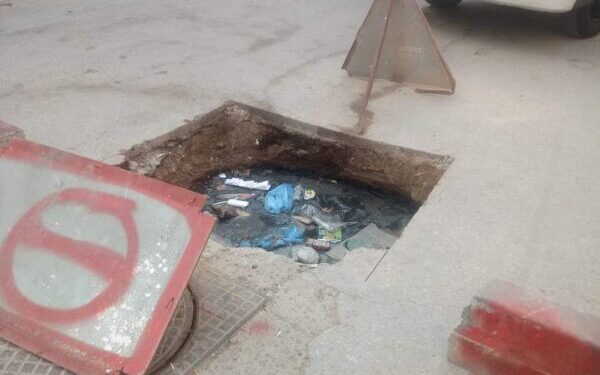 بالوعة مفتوحة وسط الطريق بوهران