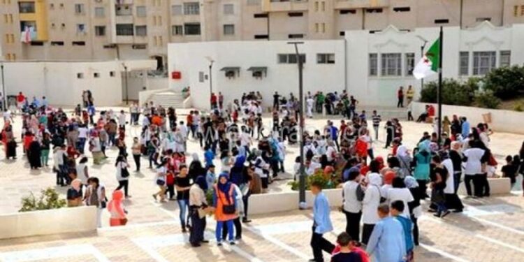 تلاميذ المتوسط والثانوي يلتحقون بمقاعد الدراسة هذا الأربعاء