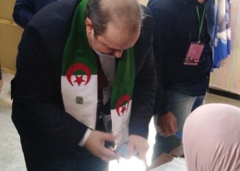 الأمين العام لحزب جبهة التحرير الوطني يصوت