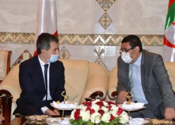 وزير داخلية فرنسا يحط بالجزائر
