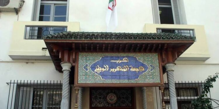 الأفلان يتهم “أحزابا” بمحاولة الإيقاع بينه وبين الشعب
