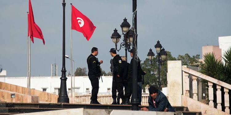 تمديد حالة الطوارىء في تونس