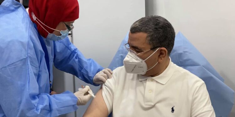الوزير الأول يتلقى جرعة من لقاح سبوتنيك