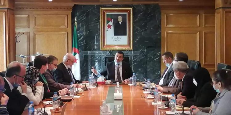 عرقاب يعقد إجتماعا حول مشاريع الطاقة والمناجم