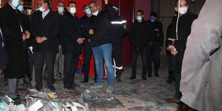 سطيف : الوالي يعاين أضرار الحريق بالمركز التجاري أحمد مهناوي