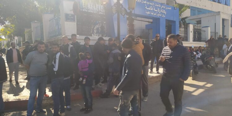 وقفة إحتجاجية لمواطنين أمام مقر الولاية بقالمة