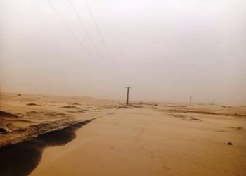 بالصور والفيديو.. الرمال الزّاحفة تعزل قرى الوادي