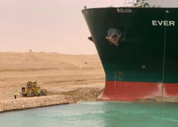 جنوح باخرة بالسويس يؤثر على سعر النفط