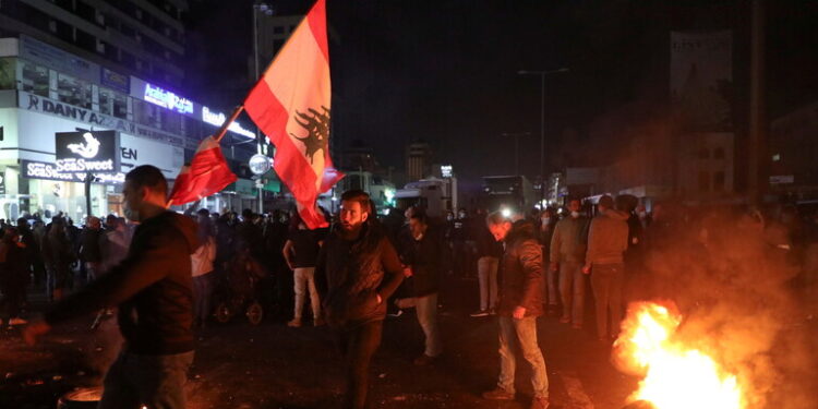 لبنان.. قطع الطرقات في جميع أنحاء البلاد
