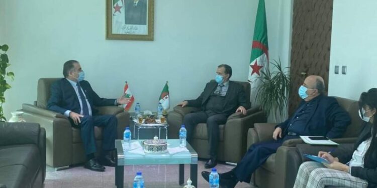 رزيق يتباحث مع السفير اللبناني