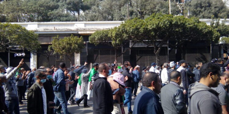 الحراك الشعبي.. مواطنون يخرجون للمطالبة بالتغيير