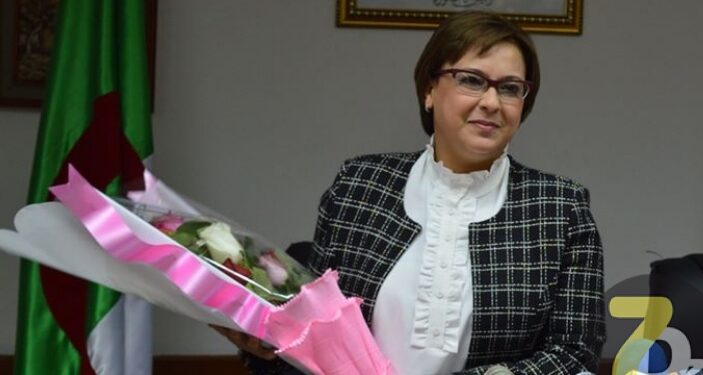 المرأة تعرض صناعاتها التقليدية بالخارجية