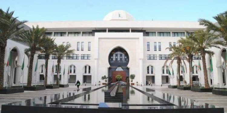 دبلوماسيون جزائريون في مهمة خاصة بالخارج