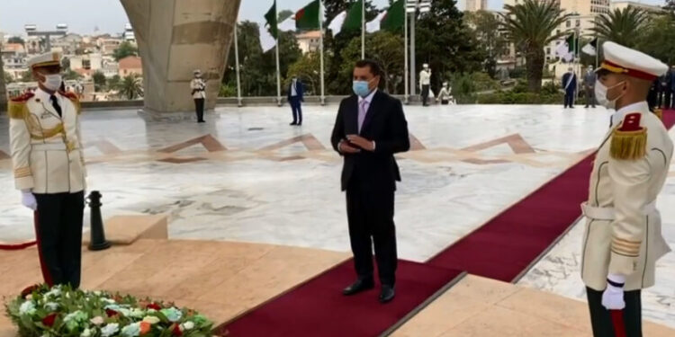 رئيس الحكومة الليبية يزور متحفي المجاهد والجيش‎