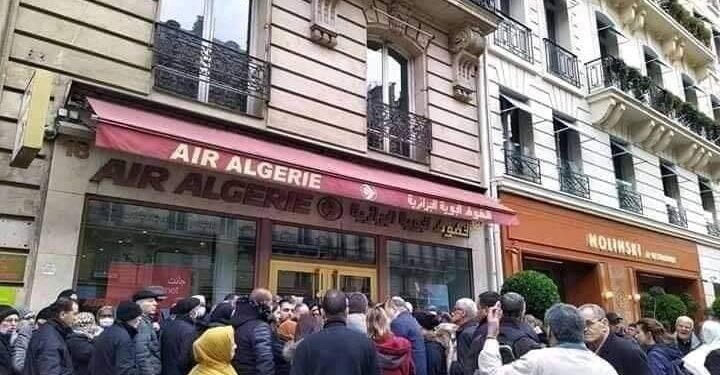 طوابير لاقتناء تذاكر السفر
