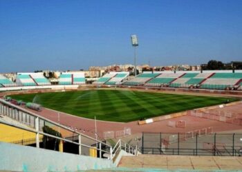 انطلاق عملية وضع الكراسي على مدرجات ملعب تشاكر