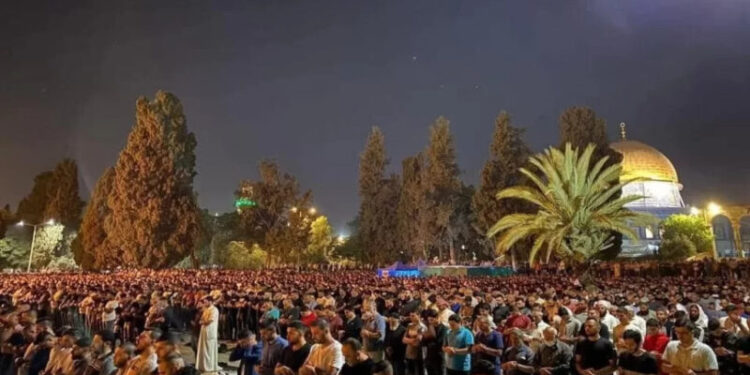 90 ألف فلسطيني يتحدون الاحتلال ويحيون ليلة القدر بالأقصى