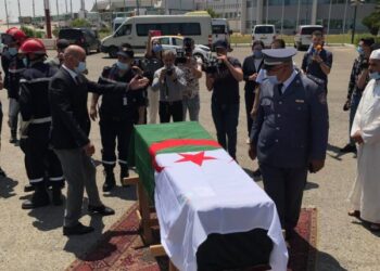 بالصور.. جثمان سمير حجاوي يصل الى الجزائر