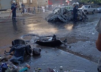 بالفيديو والصور.. انفجار سيارة إلى آلاف القطع بخميس الخشنة  