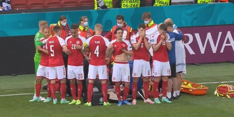بالصور .. لحظة إنعاش نجم منتخب الدانمارك كريستيان إيريكسن