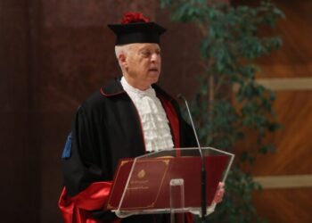 قيس سعيد بزي التخرج في إيطاليا