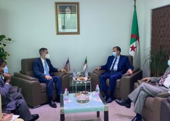 وزير التجارة يتحادث مع مساعد وزير الخارجية الأمريكي