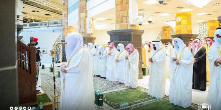 الحجاج يؤدون صلاة عيد الأضحى