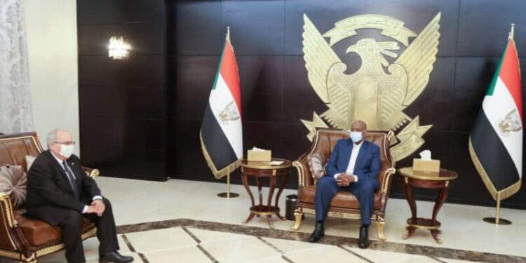 رئيس مجلس السيادة السوداني يستقبل لعمامرة