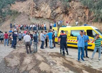 وفاة شخصين وإصابة 15 آخرين إثر انقلاب حافلة بتيزي وزو