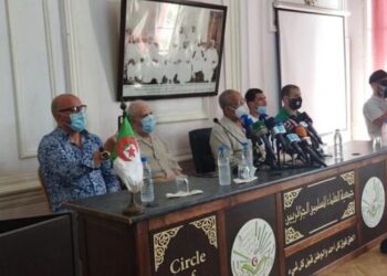 بالصور.. تكريم فتحي نورين بالذهب الخالص