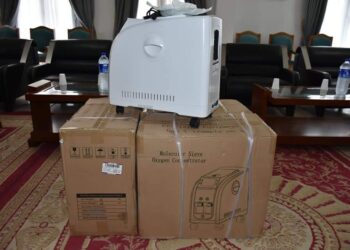 محسن يتبرع بـ 45 مكثف أكسجين بمستغانم