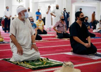 الترخيص بإقامة صلاة المغرب جماعة في هذه الولاية