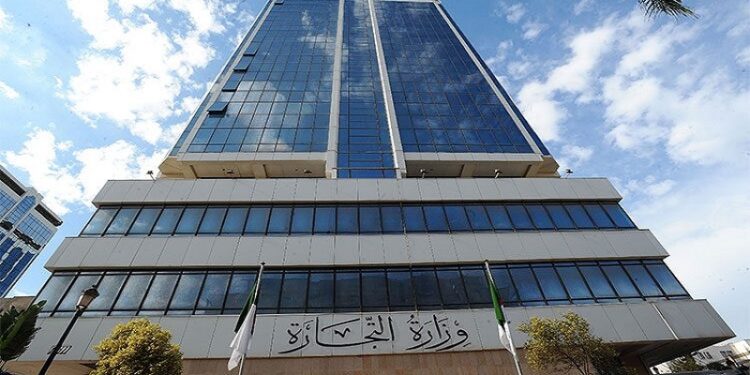 وزارة التجارة توضح بخصوص قرار تعليق التوطين البنكي