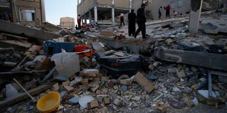 زلزال عنيف يدمر مئات المنازل في إيران