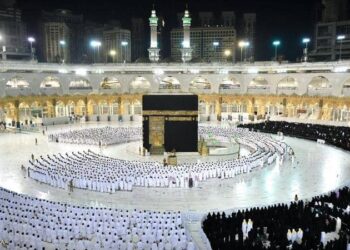 أول صلاة من دون تباعد اجتماعي بالمسجد الحرام