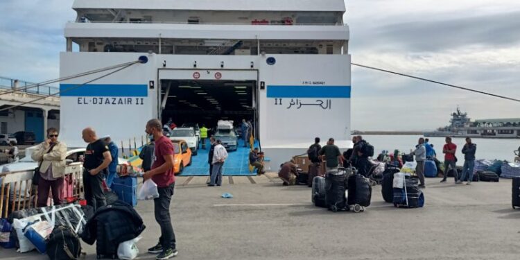 بالصور.. وصول أول رحلة بحرية من إسبانيا لميناء الجزائر