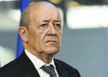 لودريان يعزف منفردا