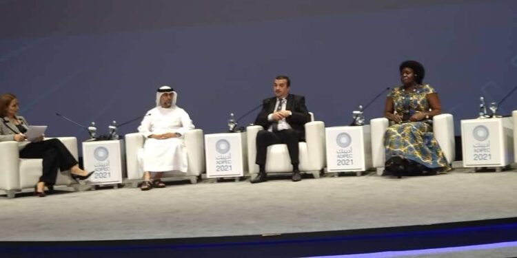 عرقاب يتحادث مع وزير الصناعة الاماراتي
