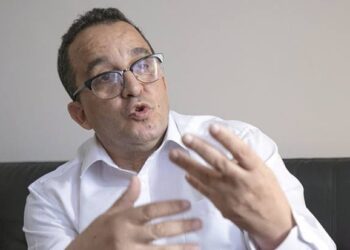 لعمامرة يهنىء البروفيسور بلحاج عقب تعيينه في لجنة دولية