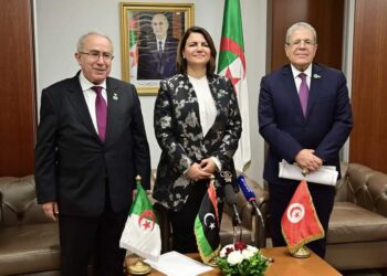 ما دار بين لعمامرة ونظيريه من تونس وليبيا