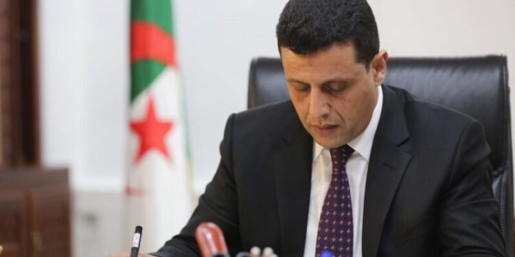 وزير السياحة يعرض خارطة طريق القطاع