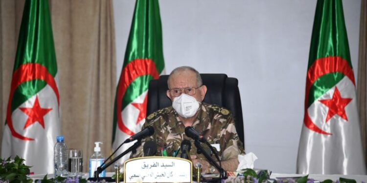 الفريق شنقريحة يعزي في وفاة اللواء لعلالي رشيد