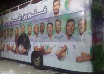 أبطال العرب يجوبون العاصمة في حافلة مكشوفة